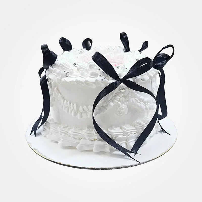 White and black Coquette Cake